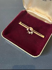 Gold brooch with pearls