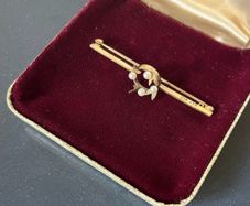 Gold brooch with pearls