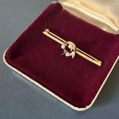 Gold brooch with pearls