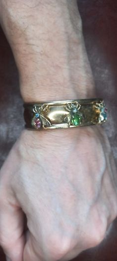 Vintage jewelry is sold individually for 5 to 10 euros