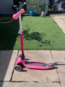 Globber pink scooter