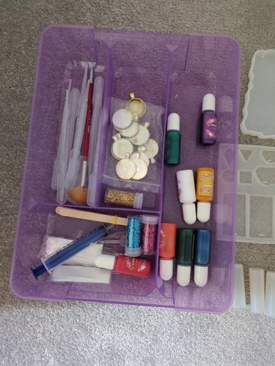 resin moulds and pigment bundle