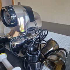 Omega juicer