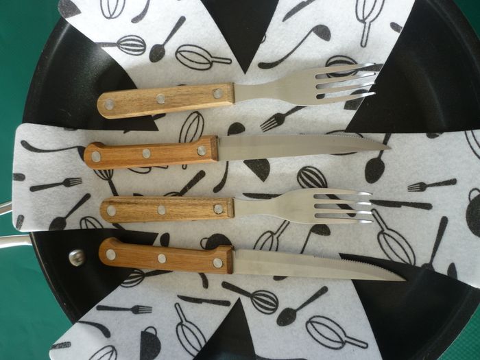 JAMIE OLIVER FRYING PAN BY TEFAL. Large Deep Frying or Omelette Pan.  Professional Series. WITH Jamie Oliver 4 piece steak cutlery set. Very Good Condition.