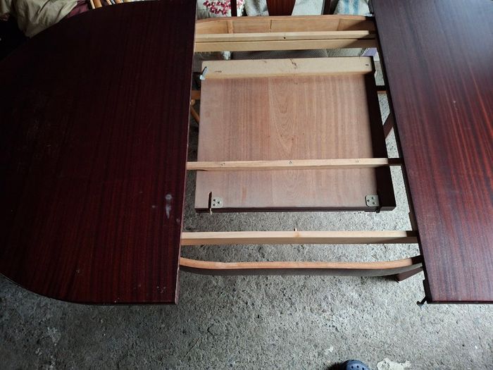 Extendable dining table and chairs