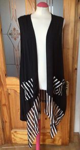 Personal Choice Ladies Black & White sleeveless Cardigan size 18/20 includes postage