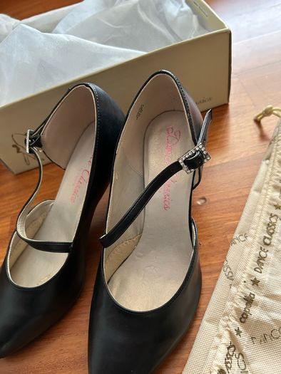 Dancing Shoes Latin/Salsa. Capella.