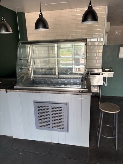 Moffat Commercial Fridge Cooler / Deli /Cake / Cold Food Fridge For Cafe Restaurant Coffee Shop.