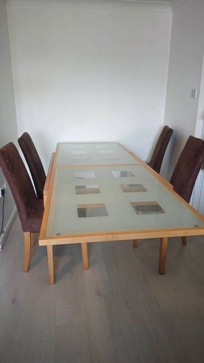 Extendable wooden table with cristal surface