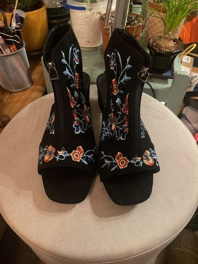 Women Floral Embroidered Peep Toe Chunky Heeled