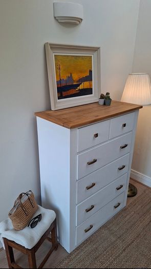 Beautiful 5 Drawer Chest of Drawers with Natural Wood Top