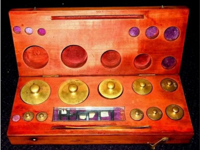 Vintage Apothecary Brass Weights In Wooden Case