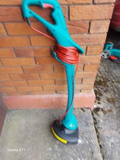 BOSCH ART 26 Easytrim Garden Strimmer in very good condition