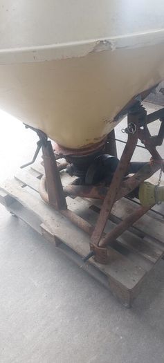 Vicon fertiliser spreader