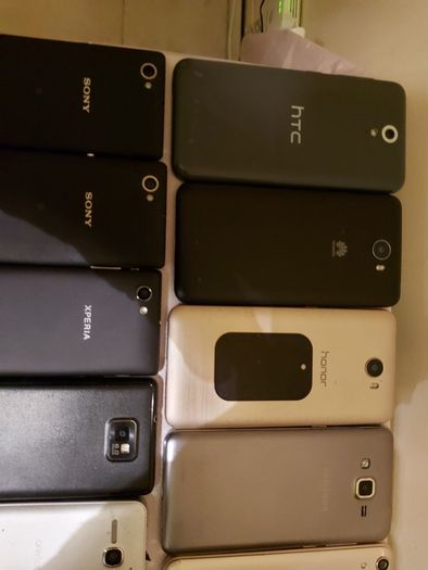 25 Mobile phones in very good cosmetic condition but have no Batterys
