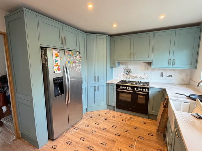 Carpenter Handyman kitchen fitter Flat pack specialist