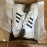 Adidas boys runners white size 3 Image 7