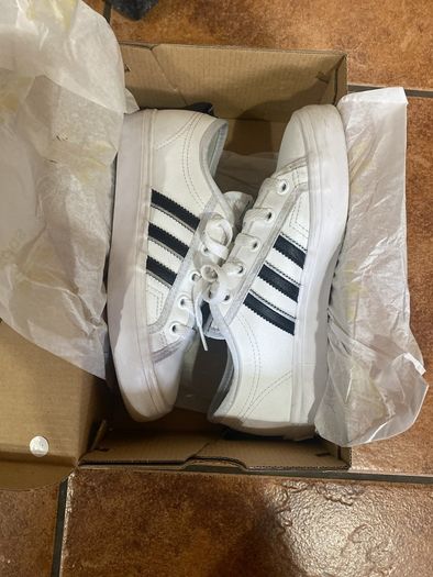 Adidas boys runners white size 3