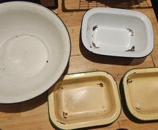 4 Enamel Bowls
