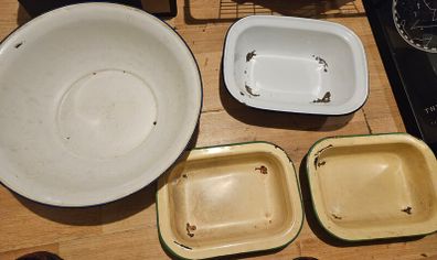 4 Enamel Bowls