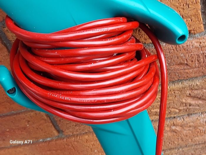 BOSCH ART 26 Easytrim Garden Strimmer in very good condition