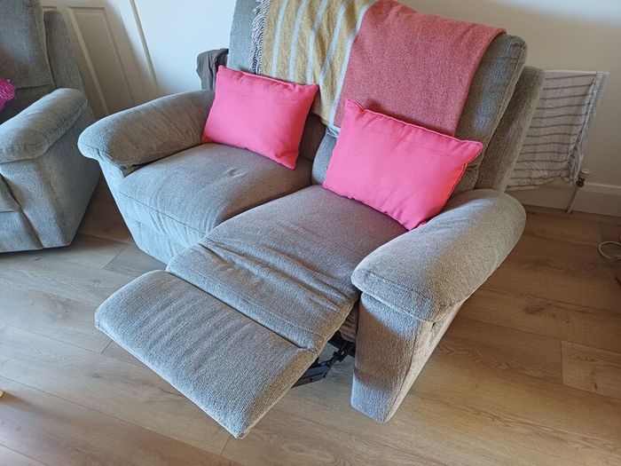 2 seater sofa + recliner chair [FINAL reduction]