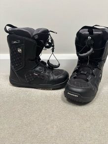 Snowboard boots