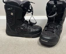 Snowboard boots
