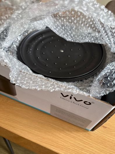 Brand new Vivo by Villeroy and Boch Group Cast Iron Casserole Dish with Self-Basting Pan Lid