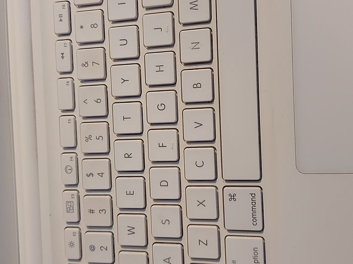 Vintage Apple MacBOOK, account password locked, in excellent cosmetic condition, excellent Battery
