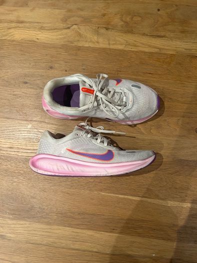 nike girls trainers size 4