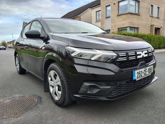 Sandero 2025. Perfect condition. I'm moving abroad