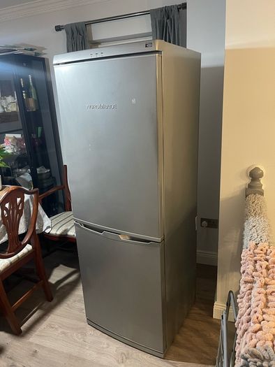 freestanding fridge-freezer