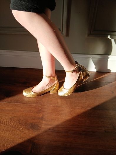 Beutiful gold mini heels for kids