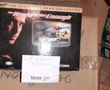 Corgi CC99105 James Bond 007 The World is not Enough BMW Z8 & Diorama, Ltd Ed