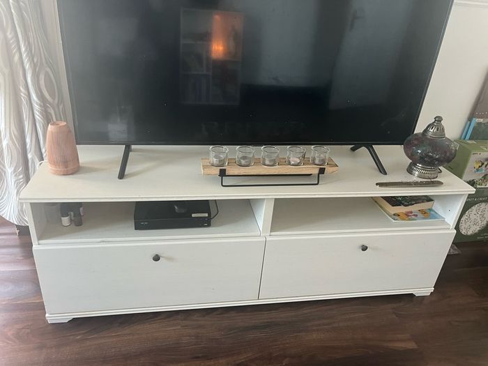 telly stand