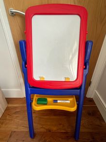 Crayola Easel Qwikflip Chalkboard and Magnetic Whiteboard