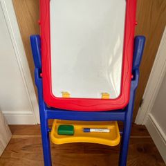 Crayola Easel Qwikflip Chalkboard and Magnetic Whiteboard
