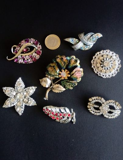 Collection of seven vintage costume brooches