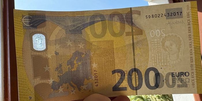 200 Euro bank note
