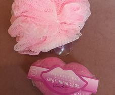 Strawberry lips bubblebar & shower puff