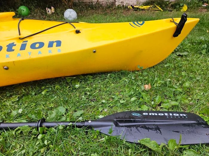 2x Single Kayaks (Sit-on + Sit-in) + 2 Paddles, Spraydeck, Buoyancy Bags, Pump & Universal 2-Kayak Roof Rack