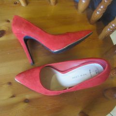 RED SUEDE    size 5   wide fit
