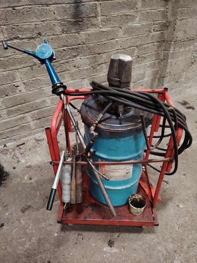 Grease & oil pump