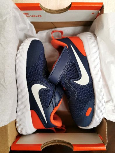 Unisex NIKE kid's runners NEW size UK 4.5
