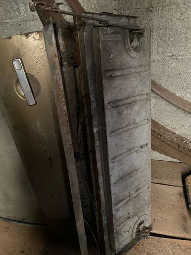 Rear bottom door
