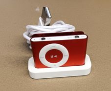 Apple iPod Shuffle A1204 2nd Gen 2GB, Red Excellent Condition with Original Apple Charger