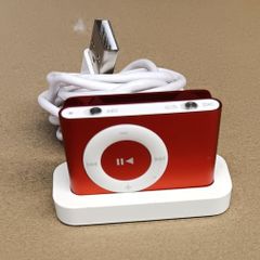 Apple iPod Shuffle A1204 2nd Gen 2GB, Red Excellent Condition with Original Apple Charger