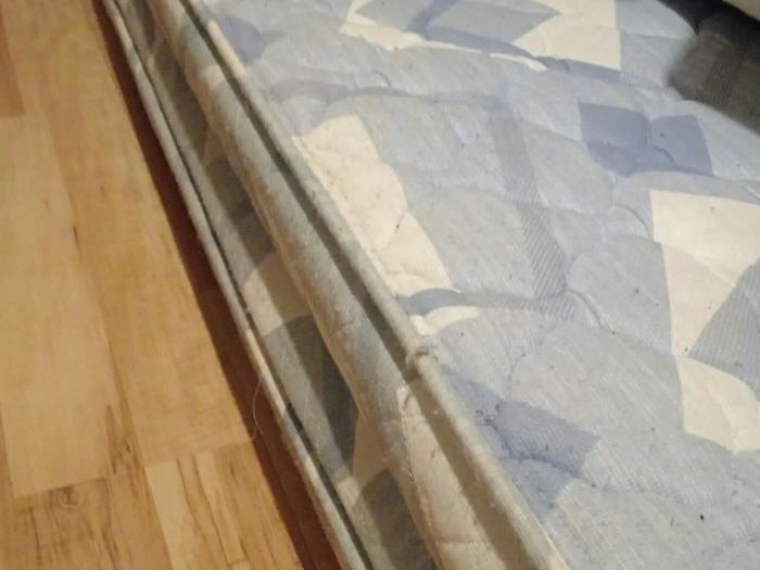 Single bed with pull out mattress collect asap