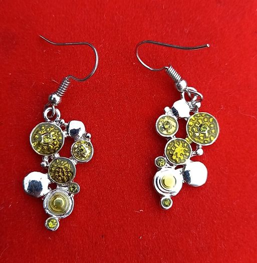 Vintage jewelry is sold individually for 5 to 10 euros